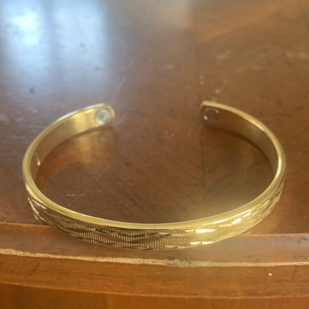 Avon Gold Tone Diamond Cut Magnetic Bracelet Large
